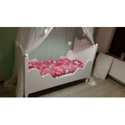 peuterbed belle kleur wit.