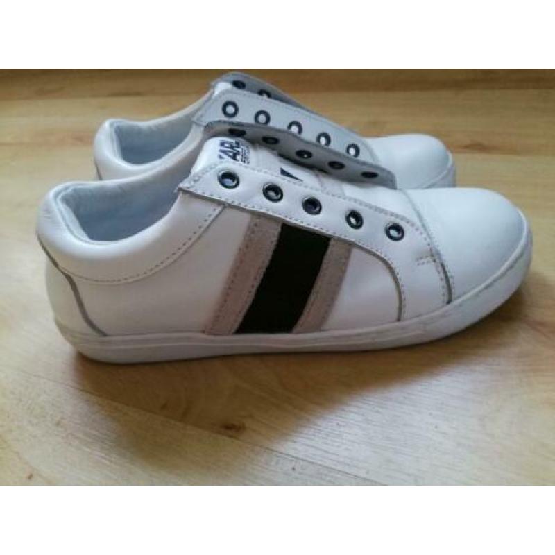 Leren Karl Lagerfeld sneakers, maat 33.