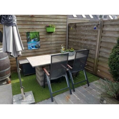 Mooie tuintafel , Chinees natuursteen, wicker poten, zwaar