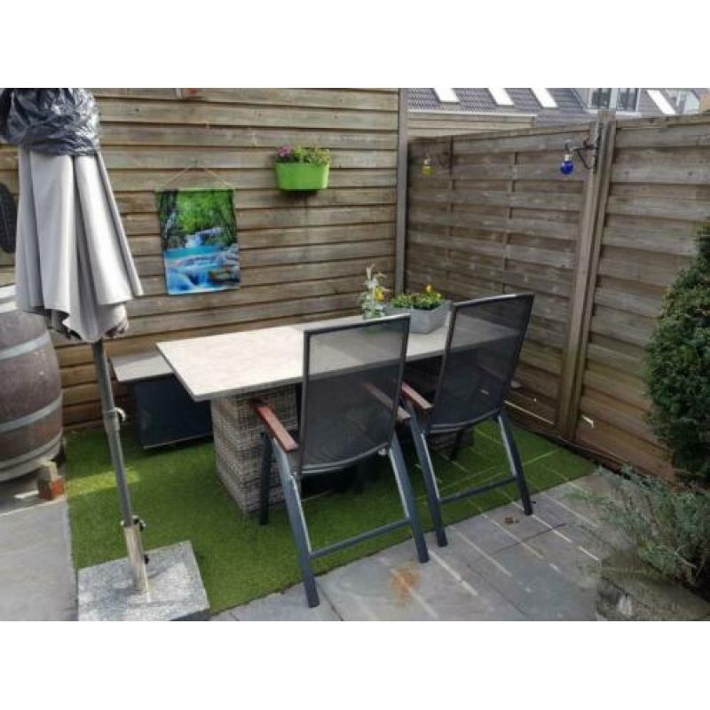 Mooie tuintafel , Chinees natuursteen, wicker poten, zwaar