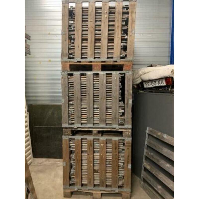 7 Boxpallets met 42 philips opzetwanden + 10
