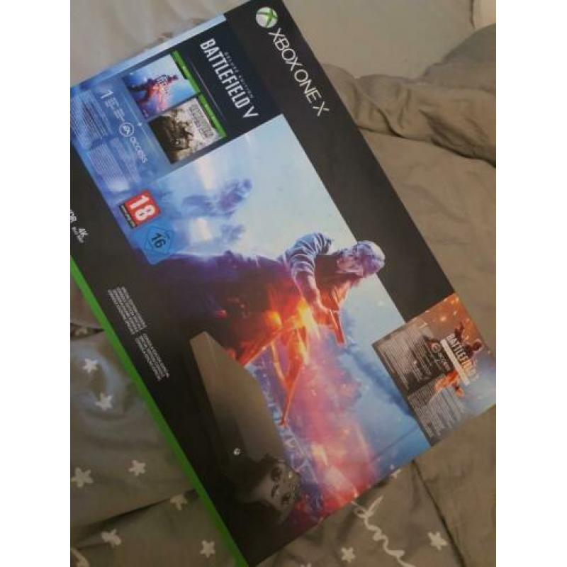 Xbox one X 1TB te koop met Razer Wolverine controller