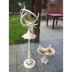 Zonnewijzer en vogel drinkbak van gietijzer