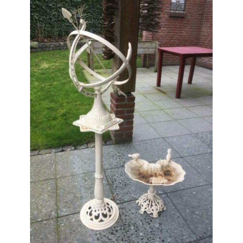 Zonnewijzer en vogel drinkbak van gietijzer