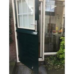 Houten buitendeur met plissé hor