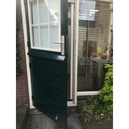 Houten buitendeur met plissé hor