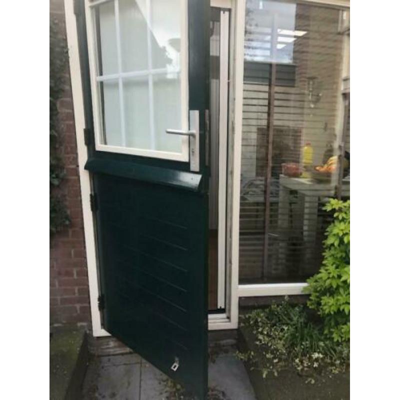 Houten buitendeur met plissé hor