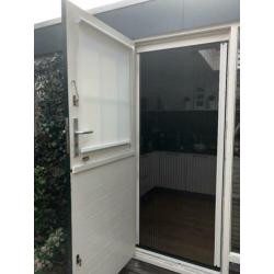 Houten buitendeur met plissé hor