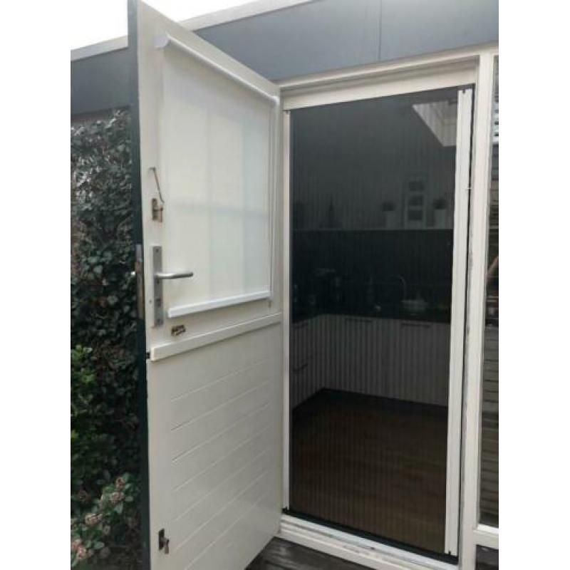 Houten buitendeur met plissé hor