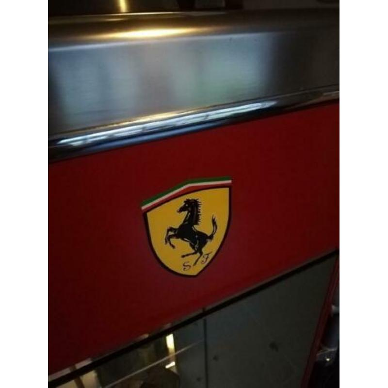 Ferrari benzinepomp vritrine mancave retro vintage globe