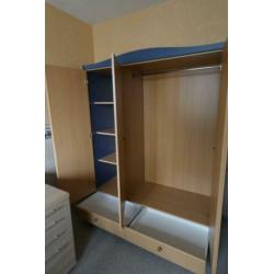 slaapkamer: kledingkast en nachtkastje