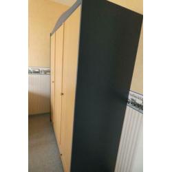 slaapkamer: kledingkast en nachtkastje