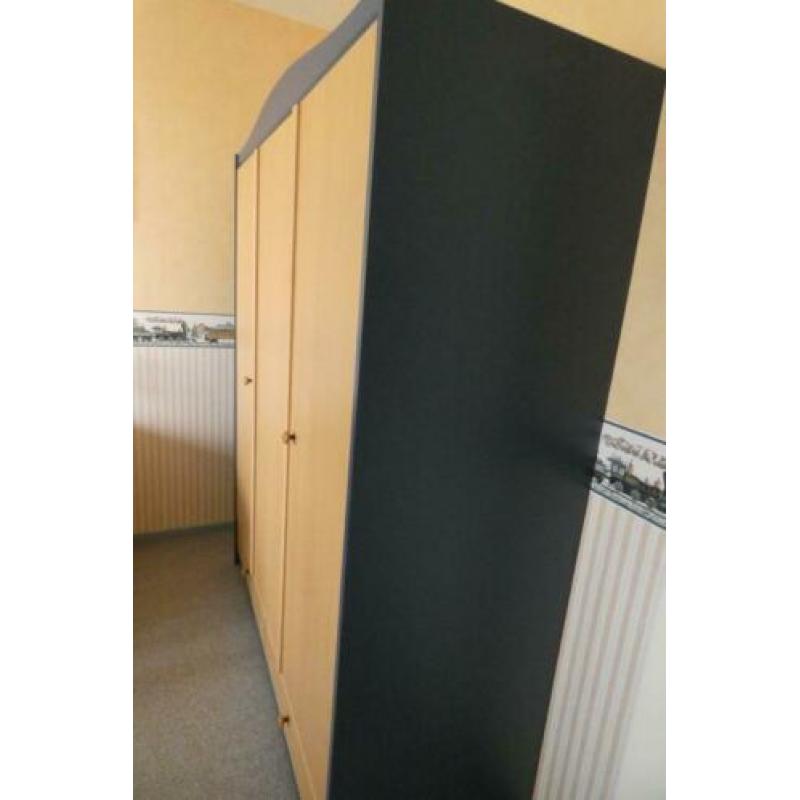 slaapkamer: kledingkast en nachtkastje