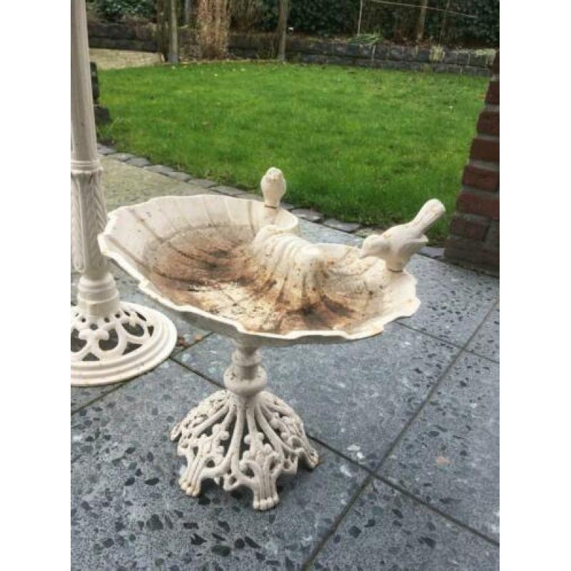Zonnewijzer en vogel drinkbak van gietijzer