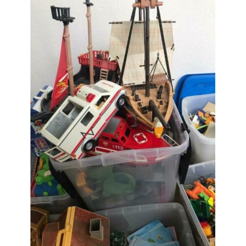 Grote partij playmobil met diverse sets.