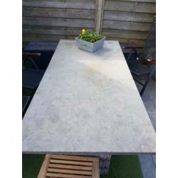 Mooie tuintafel , Chinees natuursteen, wicker poten, zwaar