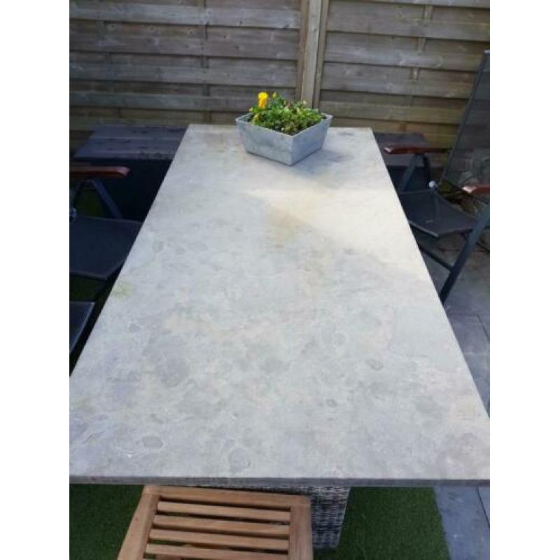 Mooie tuintafel , Chinees natuursteen, wicker poten, zwaar