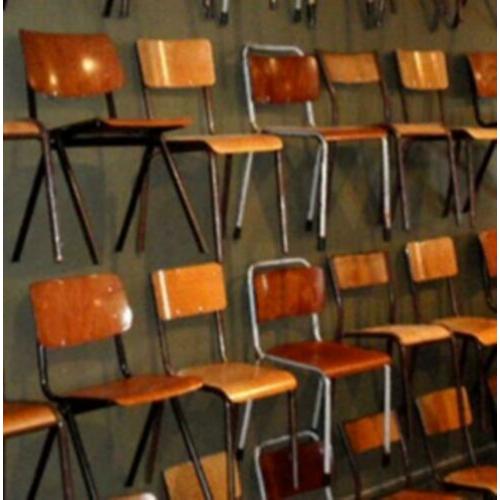 Gezocht: schoolstoelen, vintage partijen, retro stoel. 18