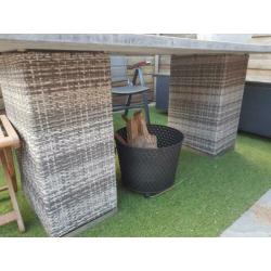 Mooie tuintafel , Chinees natuursteen, wicker poten, zwaar