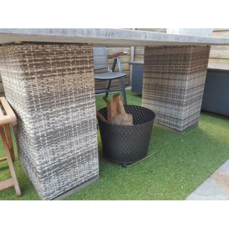 Mooie tuintafel , Chinees natuursteen, wicker poten, zwaar