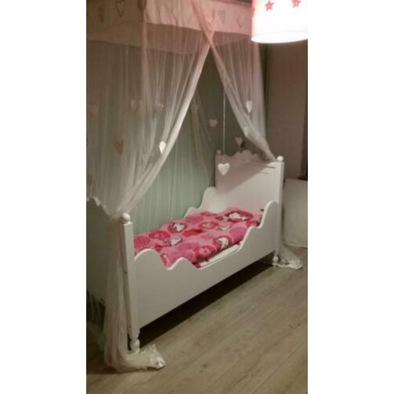 peuterbed belle kleur wit.