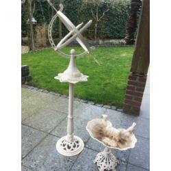 Zonnewijzer en vogel drinkbak van gietijzer