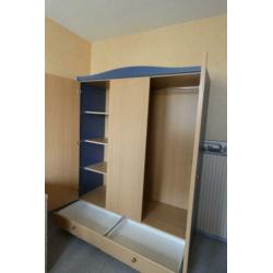 slaapkamer: kledingkast en nachtkastje