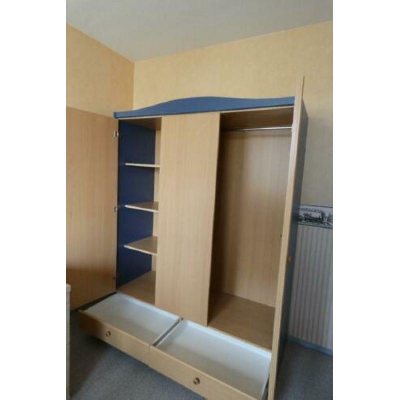 slaapkamer: kledingkast en nachtkastje