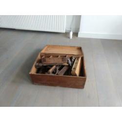 Kist oud gereedschap
