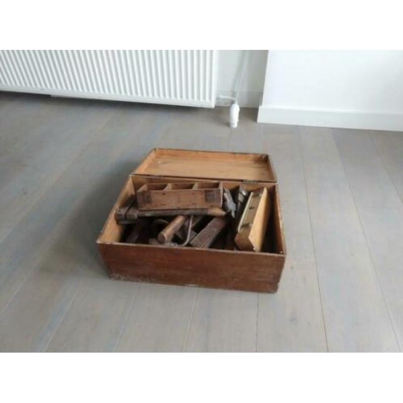 Kist oud gereedschap
