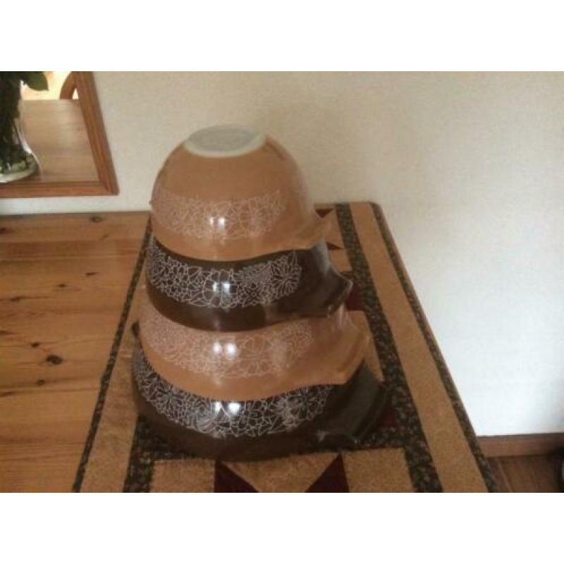 Pyrex schalen set van 4 ( CorningWare)