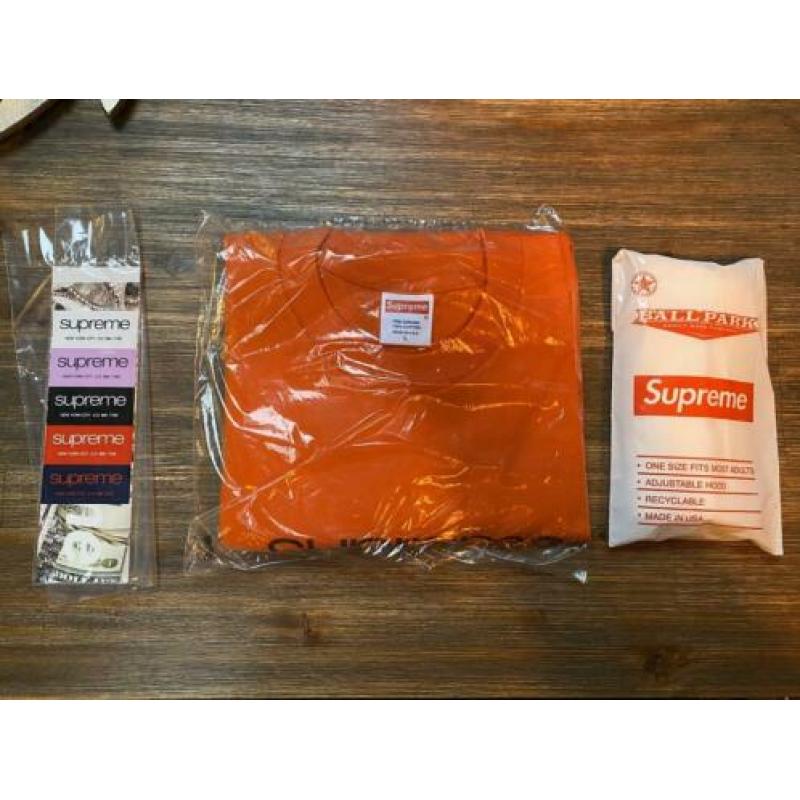 Nieuw Supreme Shop Tee, Poncho en stickers