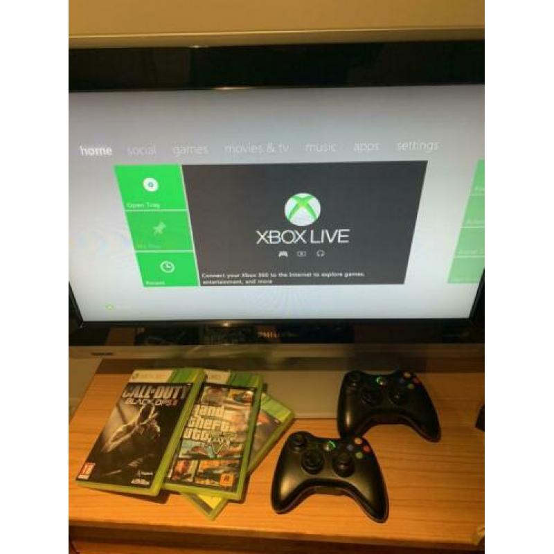 Xbox 360 (250 gb) + twee controllers + drie games
