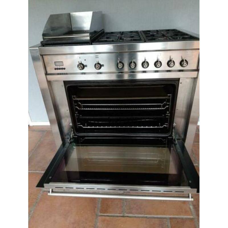 SMEG vrijstaand gasfornuis met SMEG RVS afzuigkap