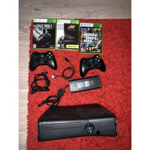 Xbox 360 (250 gb) + twee controllers + drie games