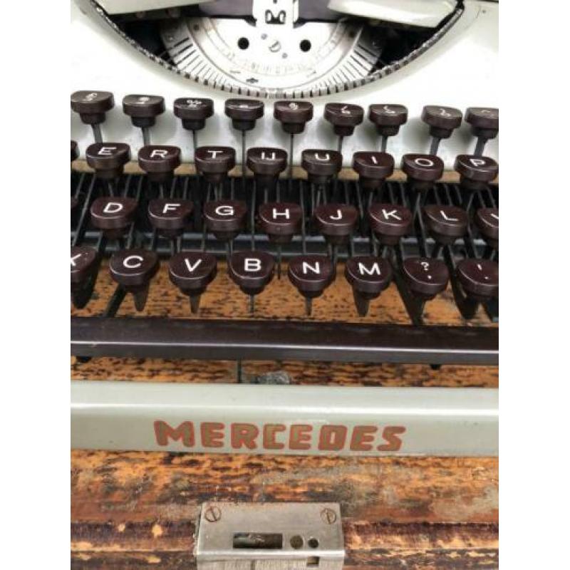 Super oude typemachine , met koffer merk Mercedes