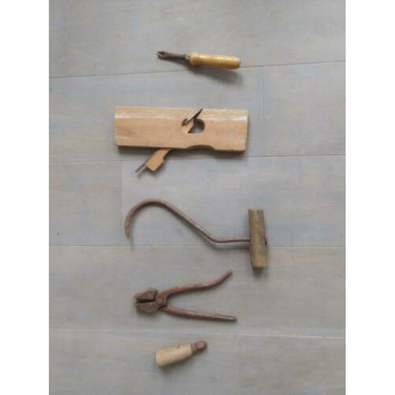 Kist oud gereedschap