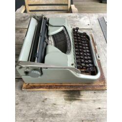 Super oude typemachine , met koffer merk Mercedes