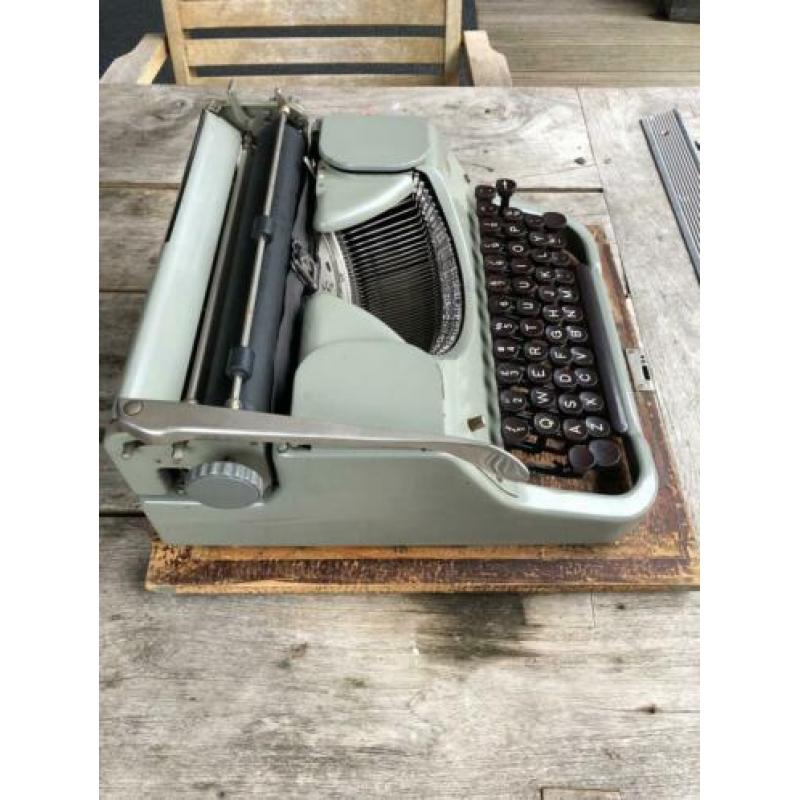 Super oude typemachine , met koffer merk Mercedes