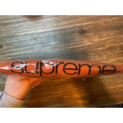 Nieuw Supreme Shop Tee, Poncho en stickers