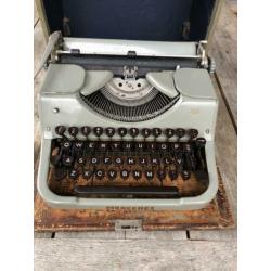 Super oude typemachine , met koffer merk Mercedes
