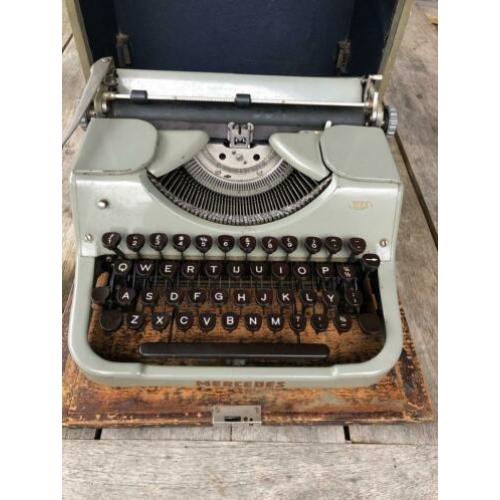 Super oude typemachine , met koffer merk Mercedes