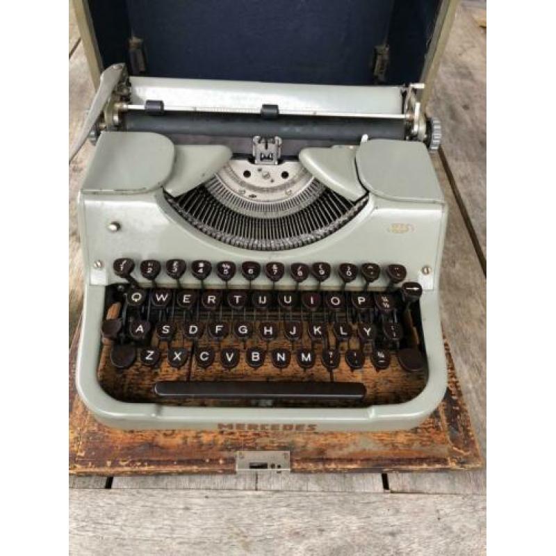 Super oude typemachine , met koffer merk Mercedes