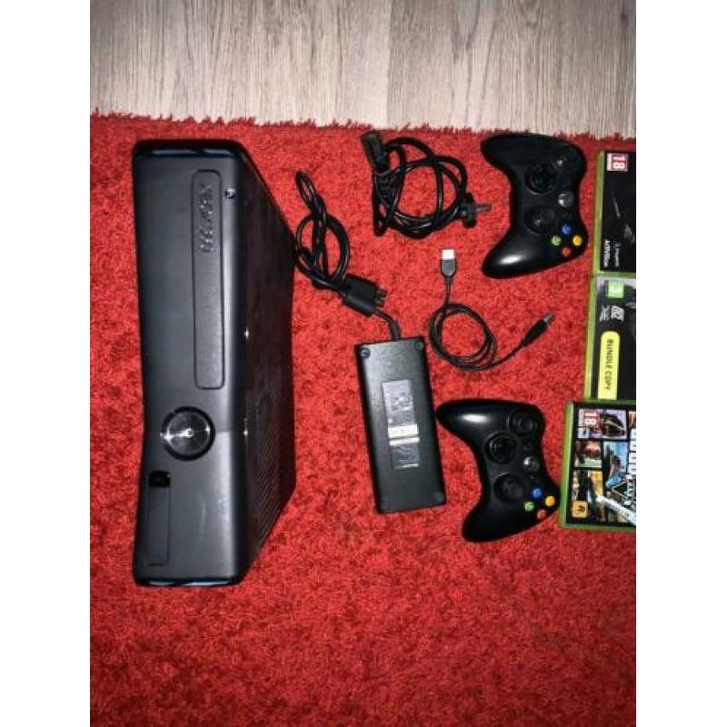 Xbox 360 (250 gb) + twee controllers + drie games