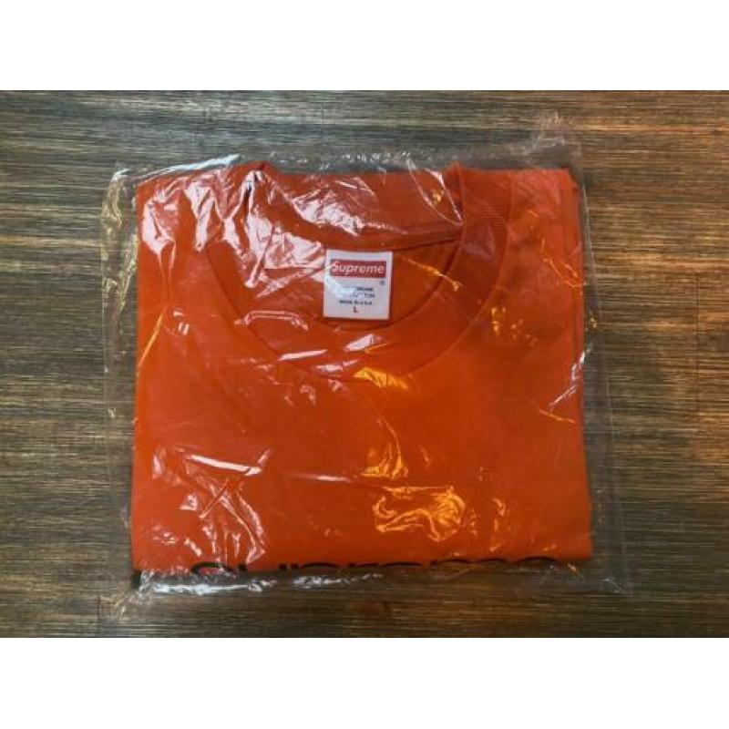 Nieuw Supreme Shop Tee, Poncho en stickers