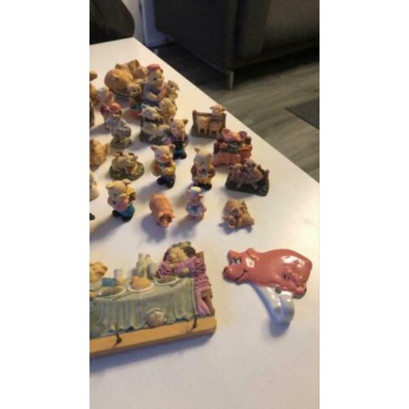 Verzameling beeldjes (varkens)