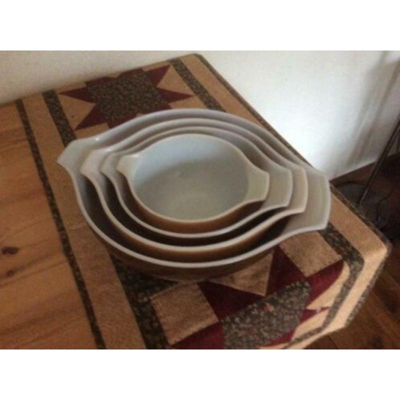 Pyrex schalen set van 4 ( CorningWare)