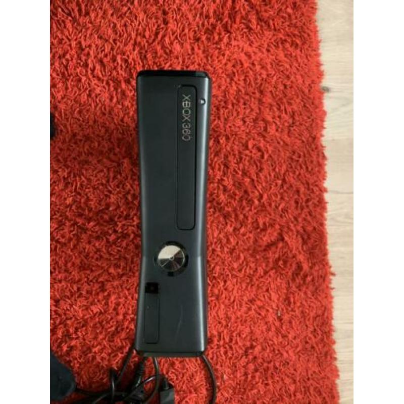 Xbox 360 (250 gb) + twee controllers + drie games