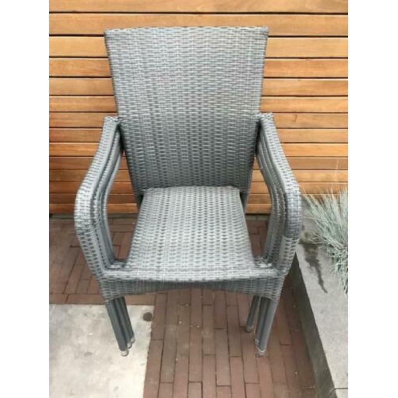 Dining stoelen. 4 stuks. Grijs wicker. Met armleggers