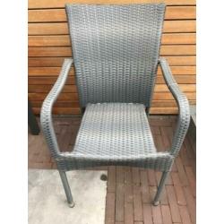 Dining stoelen. 4 stuks. Grijs wicker. Met armleggers